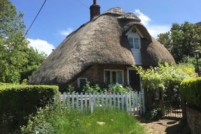 Víkendový tehlový dom so slamenou strechou Anglicko