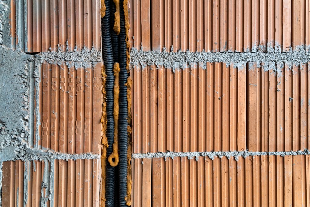 husie krky vedenie inštalácie drážky v tehle na elektroinštalácie