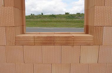 Každý výrobca tehál má ponuku špeciálnych výrobkov, ktoré spolu so špeciálnymi doplnkami umožňujú kvalitné riešenie detailov rohov, ostení a parapetov. Žiaľ, používanie takýchto doplnkov sa najmä z pohľadu stavebných firiem (murárskych partií) môže spočiatku javiť ako komplikácia a spomalenie prác. Podobne je to aj s prvkami, z ktorých sa zhotovujú vodorovné konštrukcie (preklady a stropný systém). Preto si občas stavebné firmy zjednodušujú ich používanie, a tak vznikajú nové riešenia. Nasledujúce obrázky a komentáre dokumentujú ich tvorivosť a vynaliezavosť, keď sa ocitnú zoči-voči situáciám, pri ktorých by stačilo nalistovať návody výrobcu.