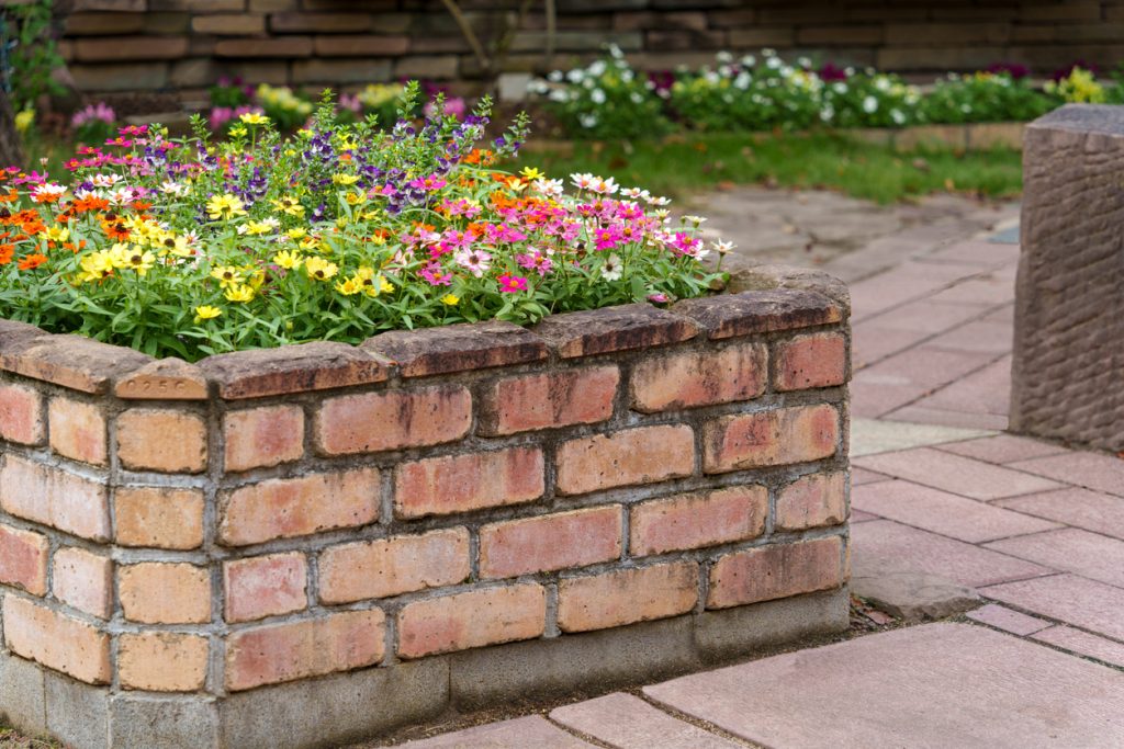 vyvýšené záhony lícové tehly v záhrade
