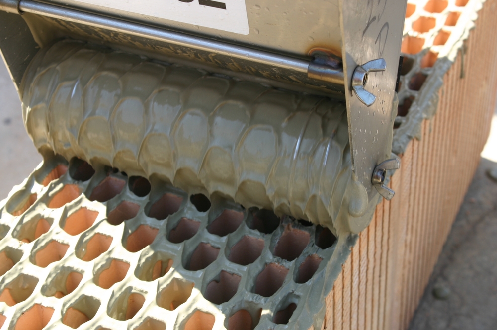 nanášanie malty na rebrá murovanie tenkovrstvová malta