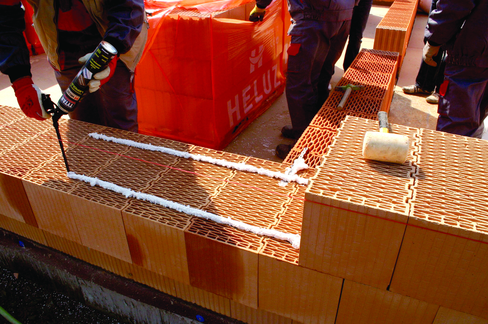 PU pena nanášanie murovanie PU penou