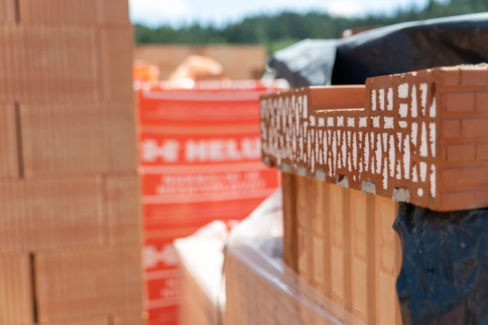 zateplenie vs plnená tehla