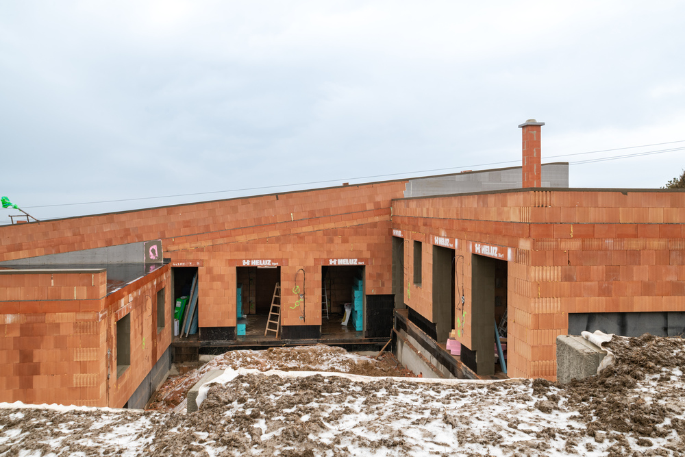 hrubá stavba tehla plnená izoláciou