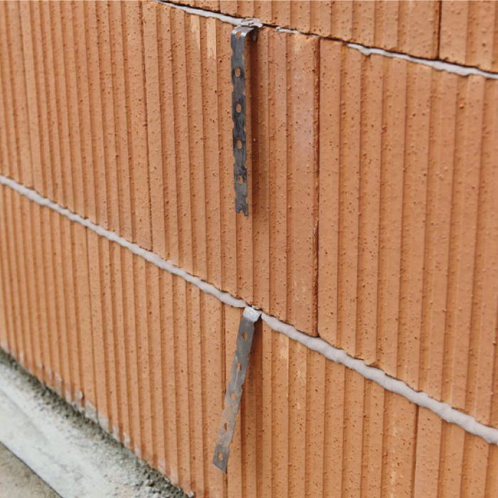 Stenové spony – pomôcka pri spájaní murovaných stien