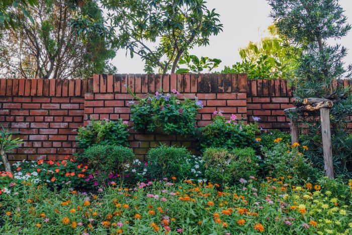vysoký múr romantická vidiecka záhrada
