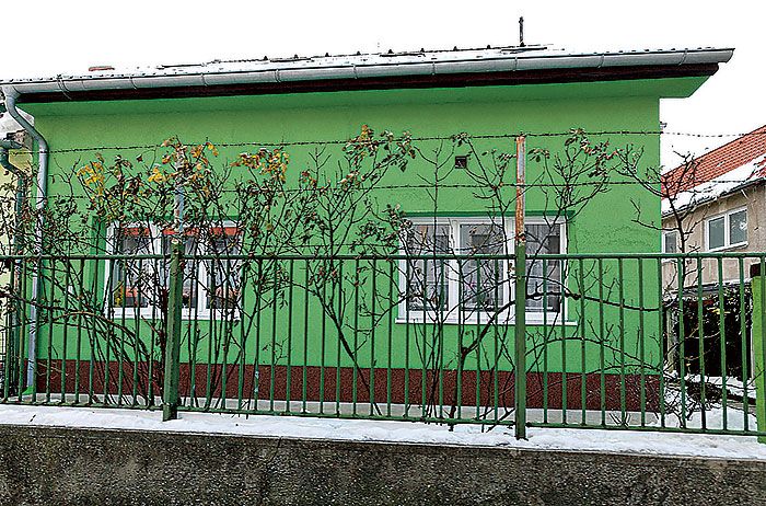 Fasáda, ktorá sa rozhodne nedá prehliadnuť. Ak to bol zámer, tak sa to podarilo. Je to však presný opak toho, čo považujeme za vkusné. Zlá proporcia a ešte horšia farebnosť.