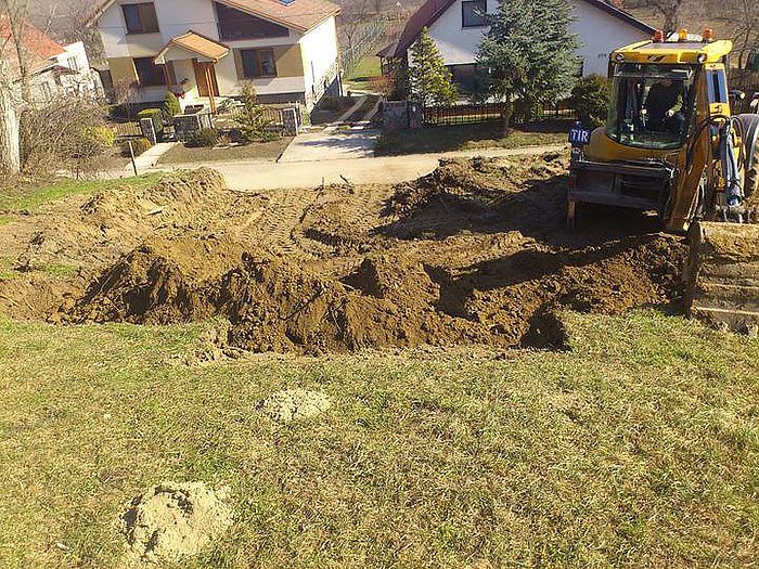 Stavba rodinného domu z tehly v svahu