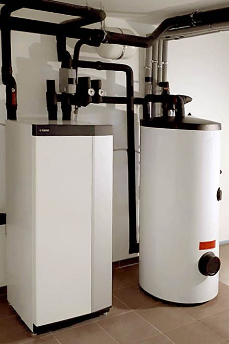 Moderná inštalácia tepelného čerpadla so zásobníkom teplej vody.