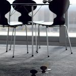 Dánske stoličkové defilé na čele so stoličkovo-mravcovou rodinou podľa vzoru Arne Jacobsena