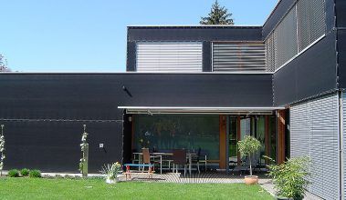 V pasívnom rodinnom dome vo Voralbergu pomáha využívať energiu slnka aj fasáda. Do veľkých plôch zasklenia južnej fasády sú integrované slnečné kolektory.