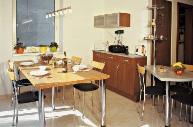 Kuchyňa má na prízemí svoj vlastný priestor, ale s obývacou halou je vo vizuálnom kontakte cez zasklené steny átria.