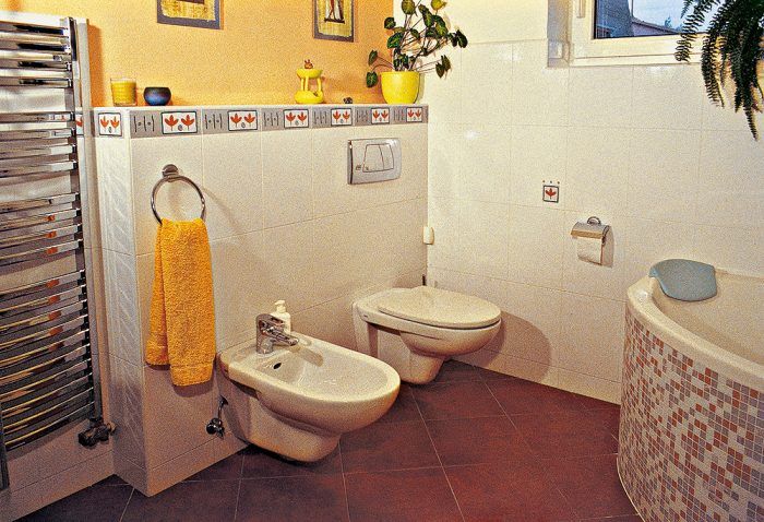 Kúpeľňa na prízemí farebne nadväzuje na obývačku. Veľmi pekné je spojenie veľkoformátovej dlažby a obkladu s plochami mozaiky v príbuznej farebnej kombinácii. Okrem vírivej vane je tu aj praktický sprchovací kút.