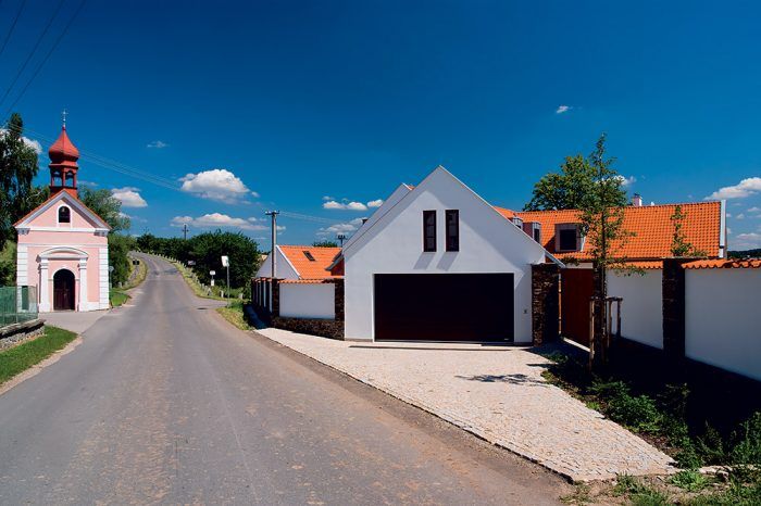 Realizovaná stavba sa spolu s kaplnkou nachádza v centre obce na tunajšom komunikačnom uzle.