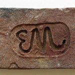 Spôsoby označovania tehál boli rôzne. Najčastejšie je jednoduché označenie, niekedy až primitívne s jedno- a viacpísmenovými iniciálami výrobcu, majiteľa tehelne, názvu tehelne a pod.