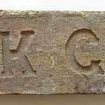 Spôsoby označovania tehál boli rôzne. Najčastejšie je jednoduché označenie, niekedy až primitívne s jedno- a viacpísmenovými iniciálami výrobcu, majiteľa tehelne, názvu tehelne a pod.