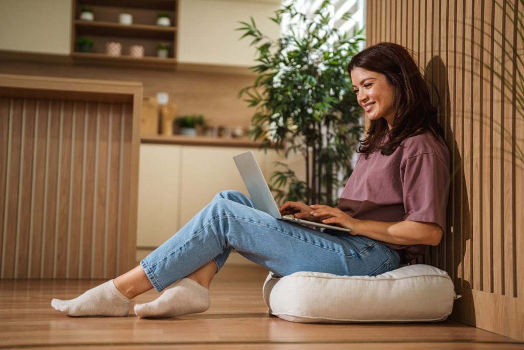 podlaha pri stene sediaca žena