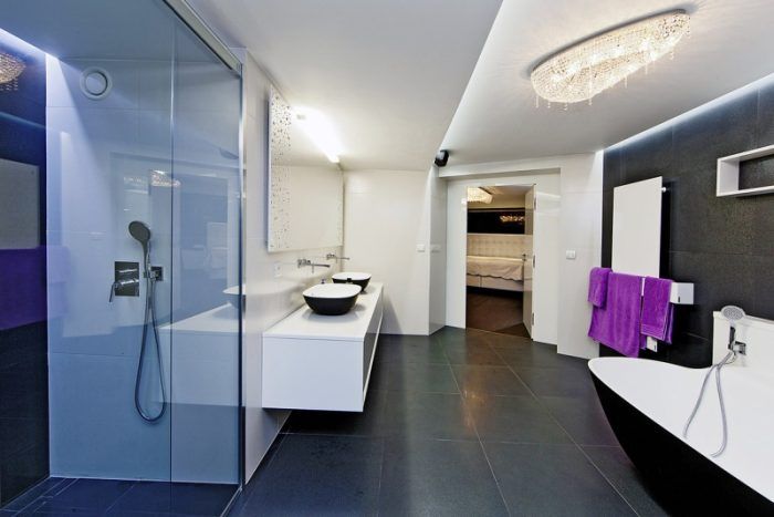 Hlavná spálňa je priamo prepojená s veľkou kúpeľňou vybavenou talianskou sanitárnou keramikou. Triezvu farebnú a dizajnovú líniu dopĺňa keramická dlažba vo veľkorysom formáte 0,80 × 1,60 m.