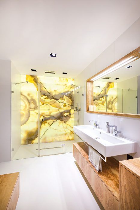 Dominantou kúpeľne je stena z ónyxu, ktorá tvorí zadnú stenu sprchového kúta. Ónyx celý priestor presvetľuje a vnáša doň príjemnú energiu.