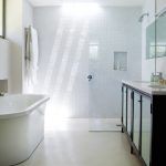 Čistota hlavnej kúpeľne spočíva v takmer magickom spolupôsobení bielych povrchov a svetla dopadajúceho cez svetlík. Pásové okno oproti zrkadlu vnieslo zeleň aj do tohto priestoru.