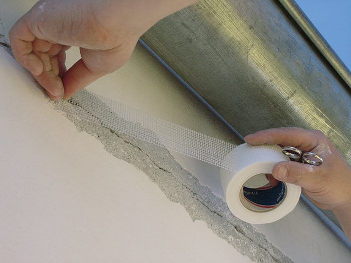 V prípade, že je prasklina širšia, je nutné použiť výstužnú, škárovaciu pásku. Preto treba odstrániť maľbu na stene až na štuku.