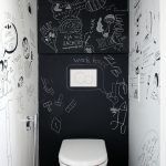 Na steny WC a kuchyne použili takzvanú „chytrú maľbu“, na ktorú možno písať a kresliť a odkazy sa dajú jednoducho zmazať. „Najlepšie funguje na záchode, kde je na rôzne odkazy najviac času,“ smeje sa architektka.