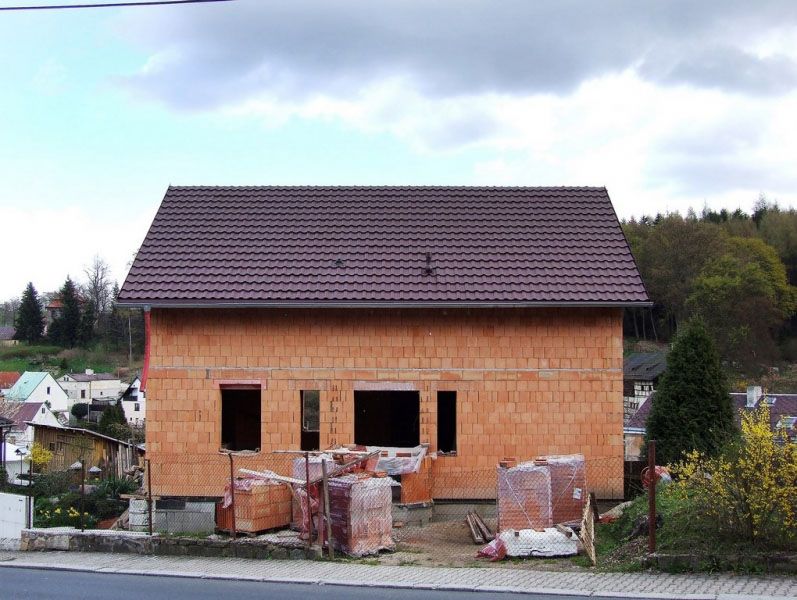 „Pokiaľ ide o materiál, tam som mal jasno od začiatku. Vždy som chcel tehlový dom,“ hovorí domáci pán, ktorý si postavil dom svojpomocne.