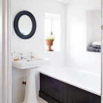 Prevažne bielu kúpeľňu s historizujúcim umývadlom oživuje čierna bočná stena vane a rám zrkadla. Umývadlo a vaňu vybrali Sophie a Ian na stránke Bathstore.com.