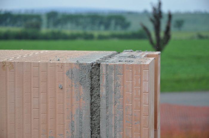 Pred uložením prekladu sa skontroluje výškový modul zhotoveného muriva a zmeria sa výška prekladu.