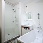 Väčšia kúpeľňa bola jednou z mála majiteľových požiadaviek. Keďže jej architekti venovali aj priestor chodby, je v nej umiestnená i práčka, sprchový kút a vaňa.