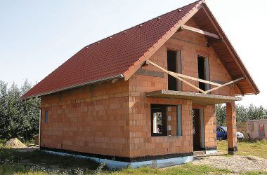 Komplexné riešenie. Výhodou moderných tehlových systémov je komplexná ponuka prvkov – od jedného výrobcu tak môžete dostať riešenie hrubej stavby murovaného domu od základov až po komín. V ponuke sú napríklad premyslené žalúziové a roletové preklady, stropné konštrukcie určené na ručnú montáž aj kvalitné tehlové komíny a vďaka tepelnoizolačným vlastnostiam špičkových tehál sa zaobídete bez zatepľovania obvodových stien.