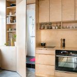 Dominantou bytu sú dva vstavané nábytkové prvky – kuchynská linka s pridanými funkciami a „spálňa na poschodí“, ktoré nechali Martina a Michal vyrobiť na mieru.