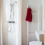 Pri sprchovaní je takmer celá miestnosť sprchovacím kútom – keď sa odhrnie záves, je zas kúpeľňou. Martine a Michalovi sa tak podarilo v mikrokúpeľni maximalizovať pocit priestrannosti v každej situácii.