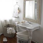 Novozariadená kúpeľňa v osvedčenej kombinácii bielej a dreva pôsobí čisto a nežne a nenápadne zapadá do celkovej atmosféry domu.