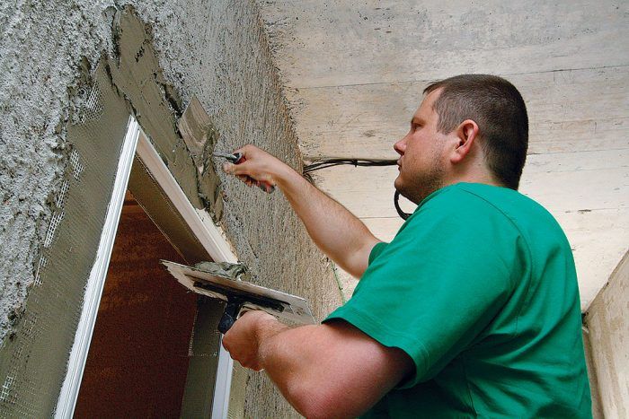 Následne sa predná strana „vyspraví“ v mieste ostenia a nadpražia nanesením vrstvy lepidla, do ktorého sa vloží armovacia sieť. Na armovaciu sieť sa nanesie druhá vrstva lepidla, ktorá sa vyhladí oceľovým hladidlom a nechá sa dôkladne zaschnúť.