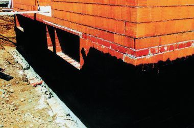 Tekuté asfaltové nátery sú vhodné na izoláciu proti zemnej vlhkosti.
