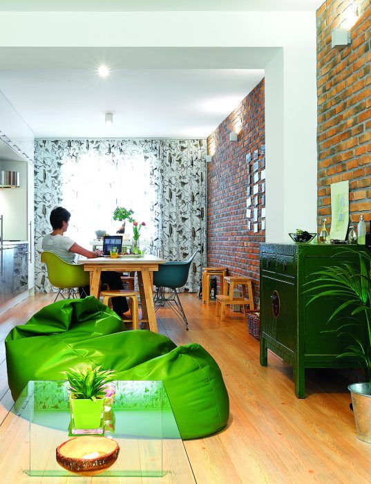 Zelená skrinka v duchu orientálneho nábytku bola prvým kusom nábytku v byte, ktorý si majiteľke kúpila. Vytvorila základ farebného riešenia a svojím charakterom odľahčuje strohosť moderného interiéru.