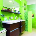 Zelená kúpeľňa Je jednou z troch v dome. Nábytok na mieru, keramická dlažba a pod ňou príjemné podlahové vykurovanie.