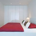 V rovnakom štýle je zariadený celý dom – kontrast jasných farieb na bielom pozadí pokračuje duchom Mondrianových obrazov aj v spálni.