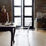 Majstrovsky zladené. Toto je ukážka dizajnérskeho majstrovstva pri zosúladení industriálneho, klasického a moderného štýlu: starožitný francúzsky stôl, stolička Ghost od Philippa Starcka a liata betónová podlaha spolu vytvárajú dokonalú harmóniu.