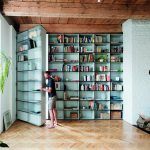 „Tajné dvere“ v knižnici sú architektovým splneným detským snom. „Mal som z nich radosť, aj keď nie sú v mojom byte,“ priznáva Peter Jurkovič. Vchádza sa nimi do manželskej spálne.