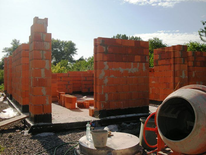 Na vápenno-cementovú murovaciu maltu použijeme 1 objemový diel cementu, 1 diel vápenného hydrátu a 5 – 6 dielov piesku s frakciou 0 – 4 mm.