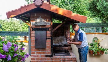 3. Veľmi zaujímavý je grilovací rošt, ktorý tvorí ďalšie príslušenstvo záhradného grilu.