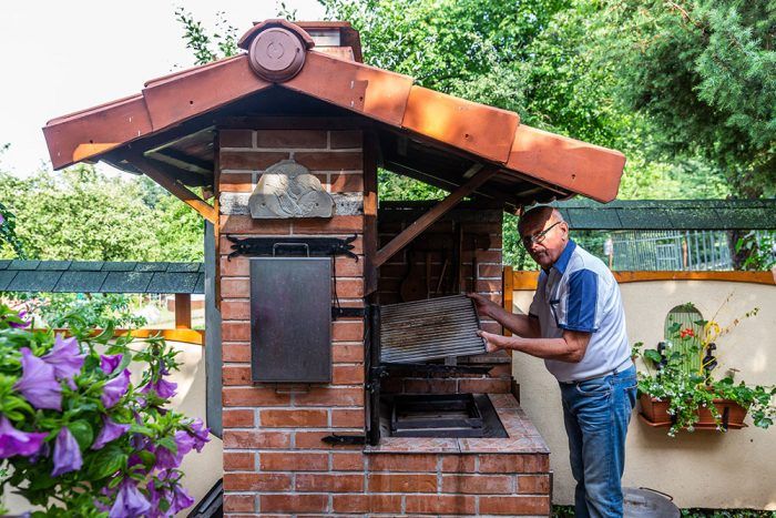 3. Veľmi zaujímavý je grilovací rošt, ktorý tvorí ďalšie príslušenstvo záhradného grilu.