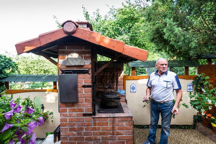 24. Zručný majiteľ so svojím dielom. „Ukážem vám kozub, aký ste ešte nevideli,“ sľuboval. Skutočnosť prekročila naše očakávania.