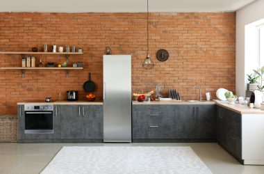 Moderná kuchyňa s tehlovou stenou