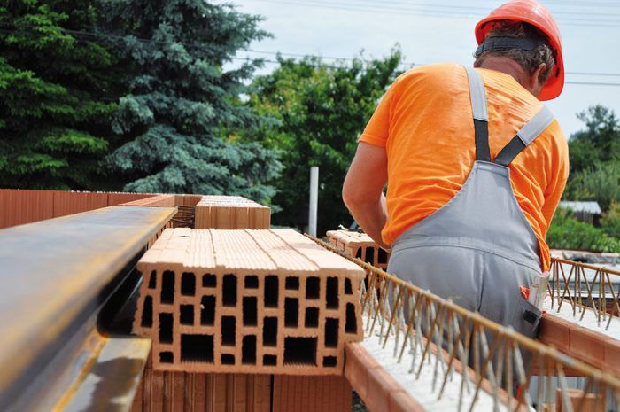 Nosníky sa na murivo rozmiestnia podľa šírky stropných vložiek vkladaných na koncoch stropných nosníkov. Minimálne uloženie stropných nosníkov na nosnom murive je 125 mm. Maximálna medzera medzi hranou stropného nosníka a hranou stropnej vložky je 5 mm.