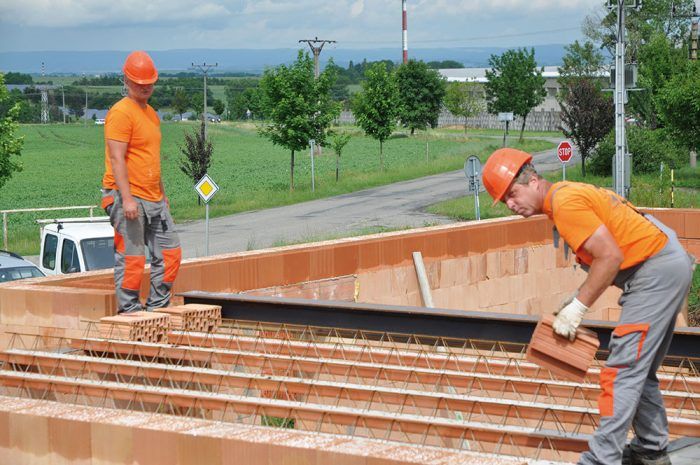 Stropné vložky sa kladú v jednotlivých radoch kolmo na pozdĺžnu os nosníkov od jednej steny k druhej. Maximálna medzera medzi hranou stropného nosníka a hranou stropnej vložky je 5 mm. Stropné vložky sa kladú na murivo s presahom 25 mm.