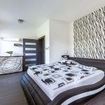 Moderne zariadená rodičovská spálňa