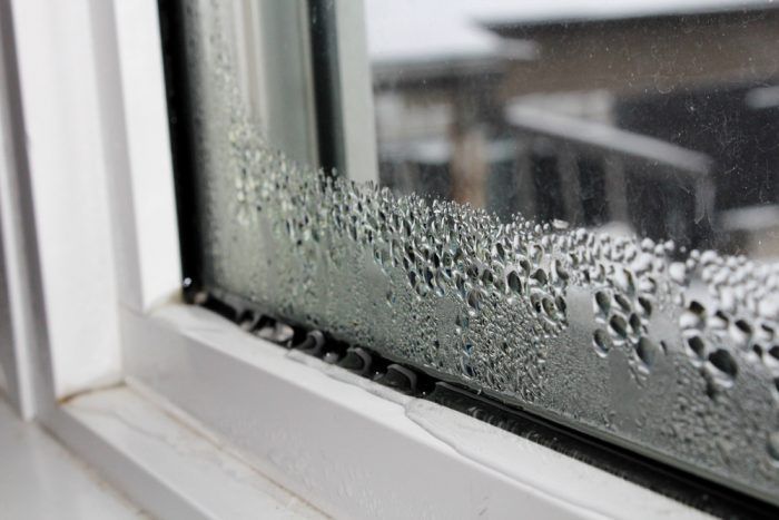 ako znížiť vlhkosť kondenzovanú na okne